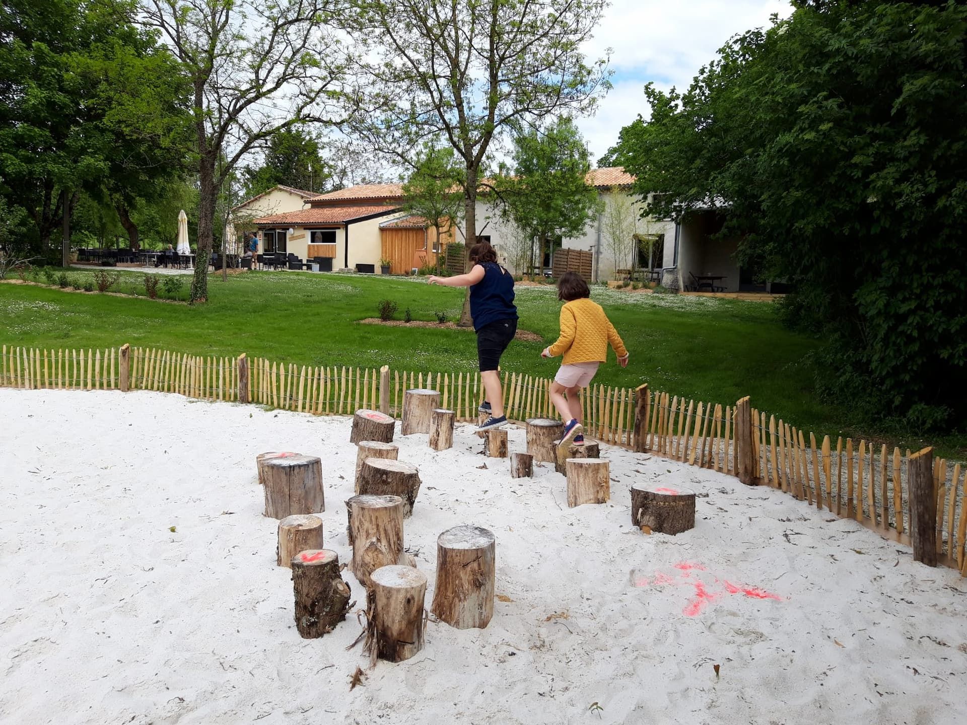 Jeux d'équilibre au camping des Tourbières