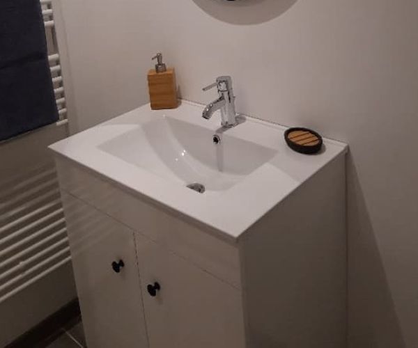 Lavabo et miroir du gîte cosy